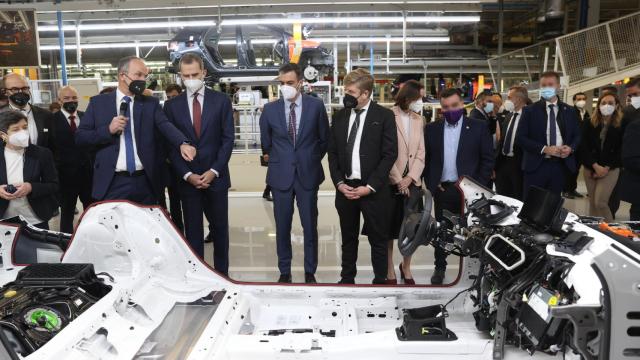 El Rey Felipe y el presidente Sánchez en la fábrica de Seat.