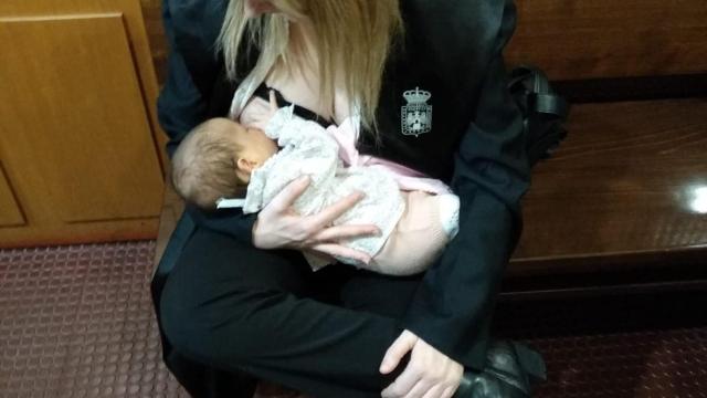 Marta Rodríguez, hace un año con su bebé, dando de mamar en el juzgado.