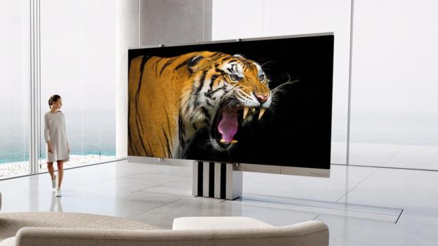 Así es C-Seed M1, un televisor microLED de 165 pulgadas que se pliega.