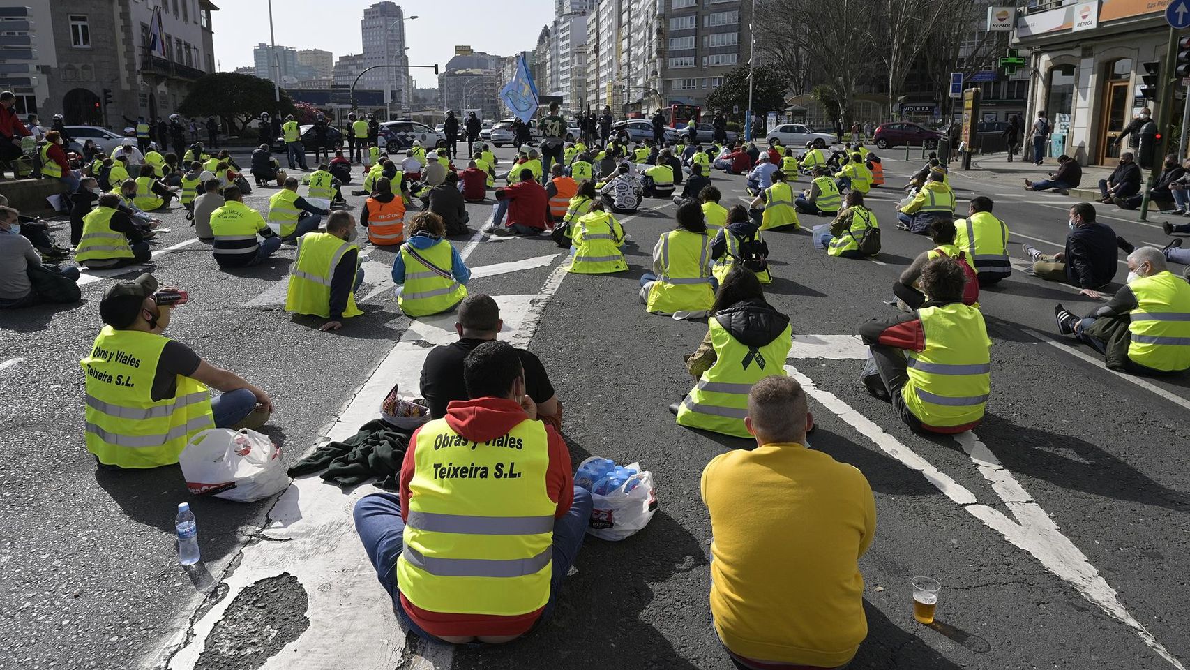 Trabajadores de ENCE Pontevedra y transportistas de madera protagonizan una sentada ante la Delegación del Gobierno en Galicia