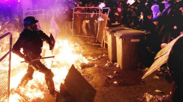 Los 'mossos' protegen la Delegación del Gobierno en Barcelona.