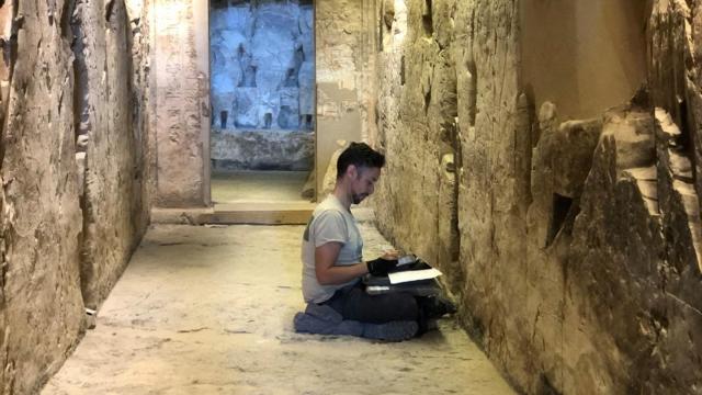 Uno de los investigadores del CSIC, en el interior de la tumba de Djehuty.
