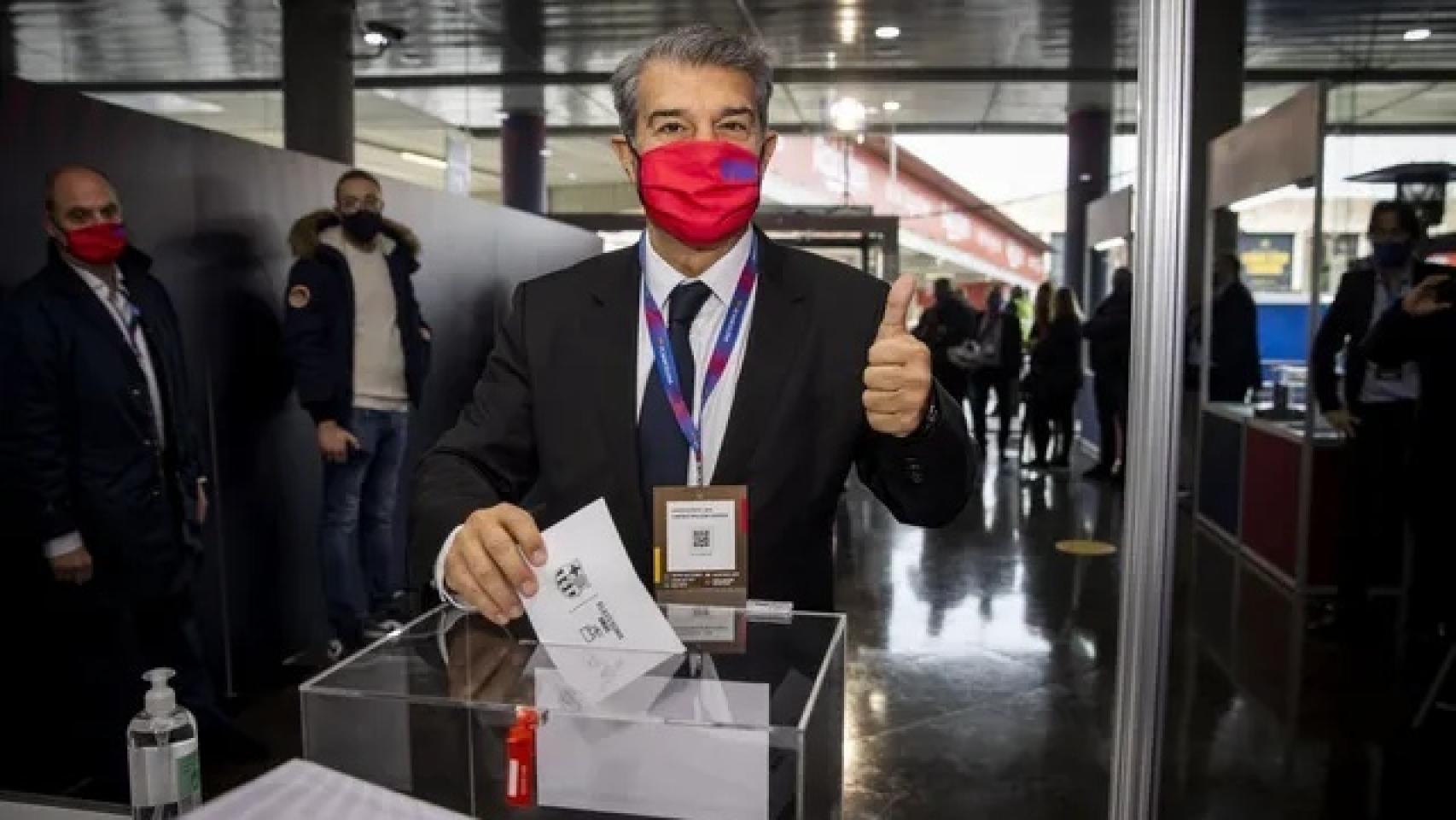 Joan Laporta, ejerciendo su derecho al voto el pasado día 7 de marzo