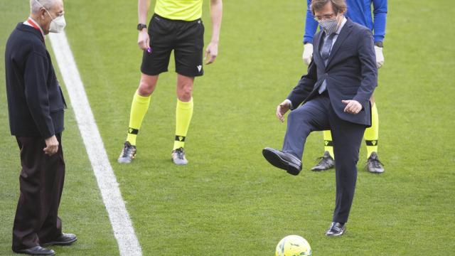 Pedro Palomero, socio nº1 del Atlético de Madrid, y José Luis Martínez-Almeida, Alcalde de Madrid, hacen el saque de honor del derbi