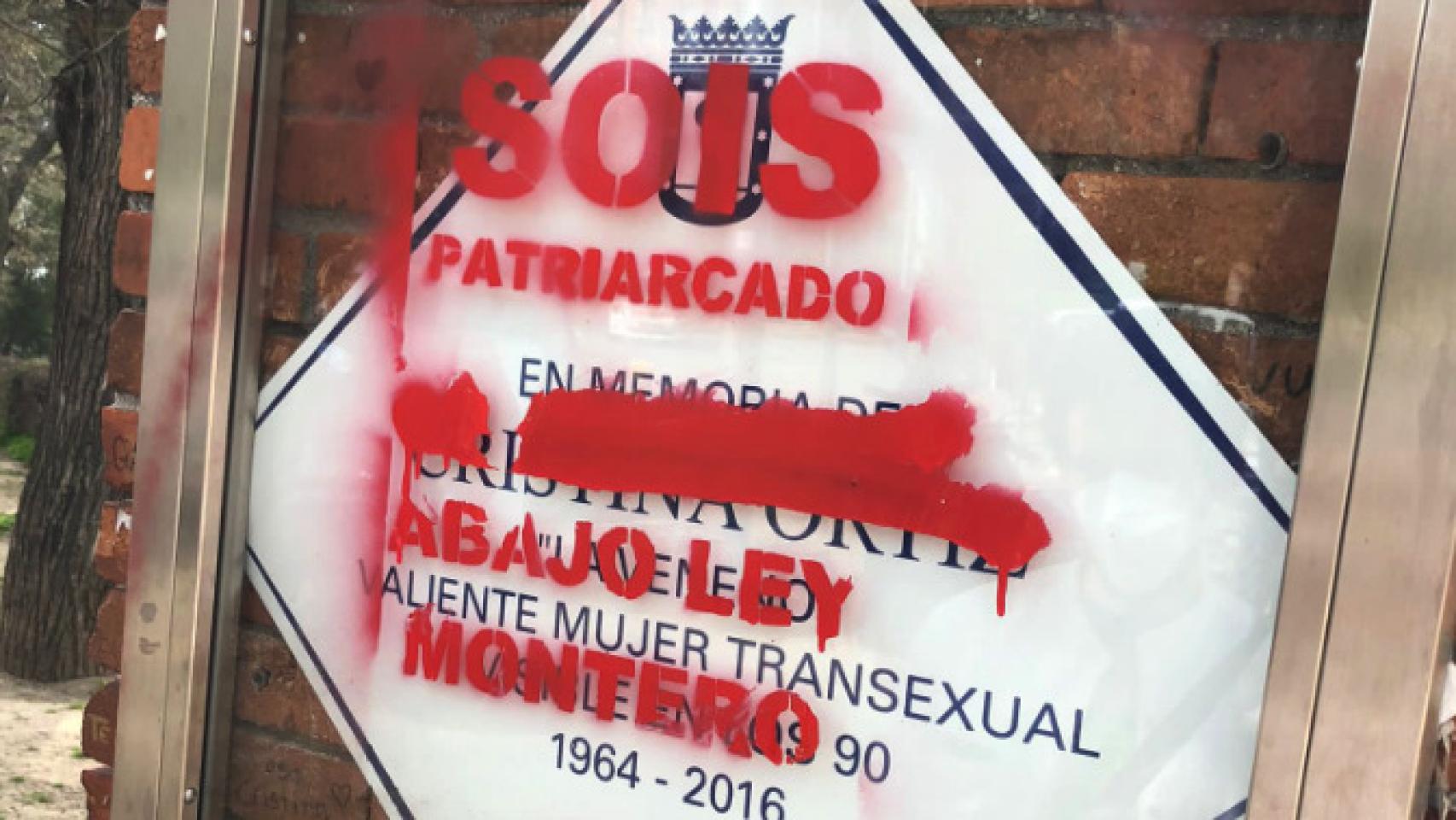 Así ha amanecido la placa en honor a La Veneno en el Parque del Oeste de Madrid.