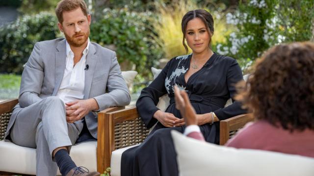 Harry de Inglaterra y Meghan Markle, durante la entrevista con Oprah Winfrey.