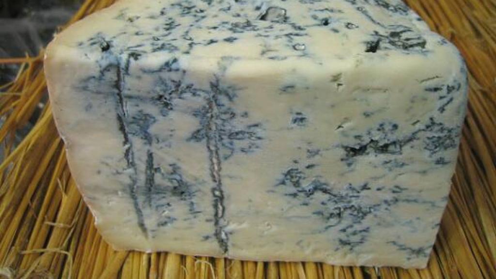 El queso Gorgonzola también presenta estos orificios verticales.