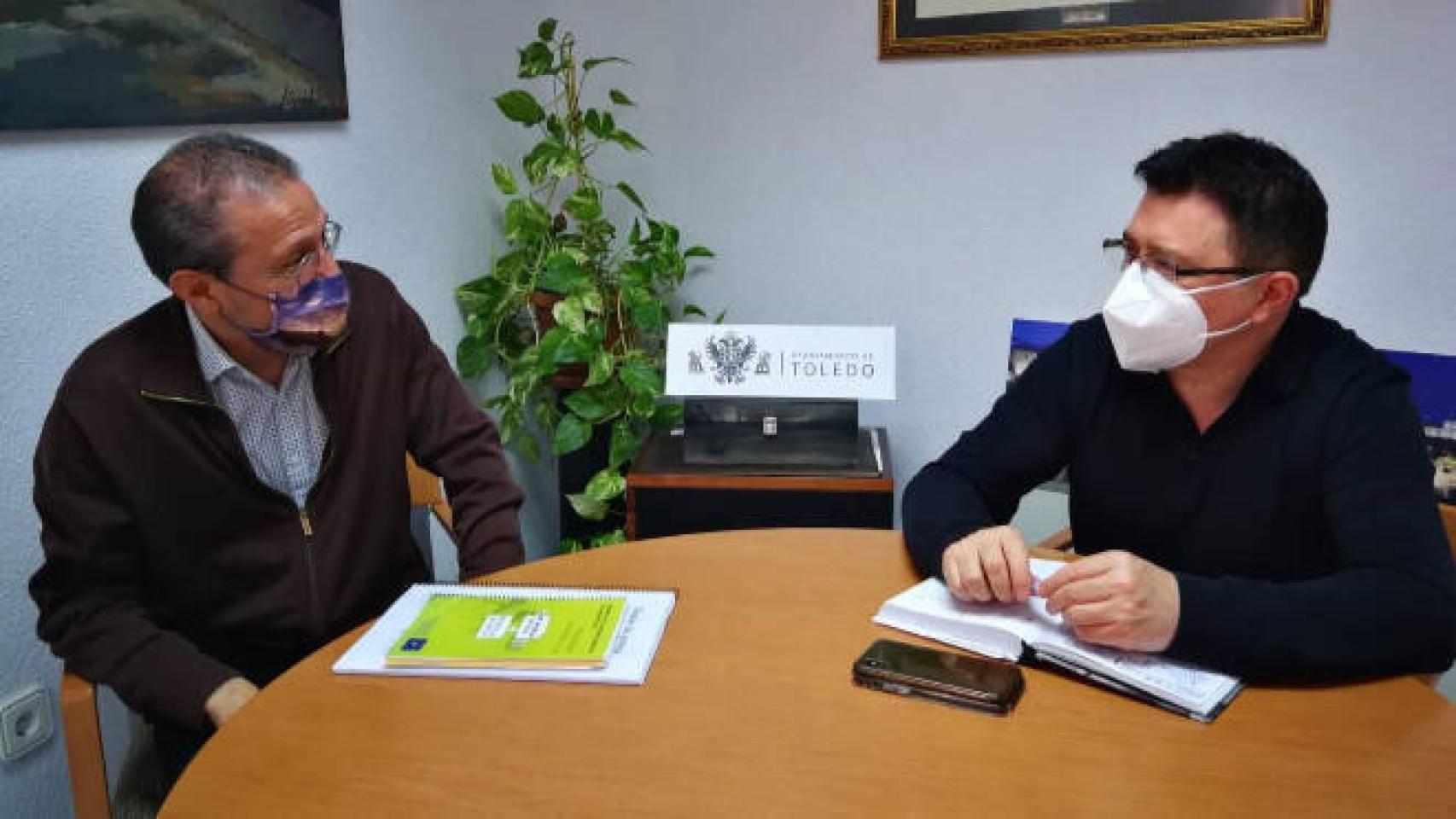 El concejal de Cultura de Toledo, Teo García, reunido con responsable del Festival de Cine Social, Tito Cañada