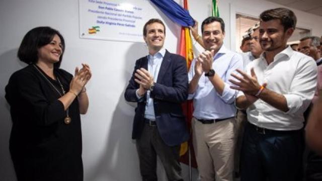 La presidenta del PP de Sevilla, Virginia Pérez, junto a Pablo Casado y Juanma Moreno.