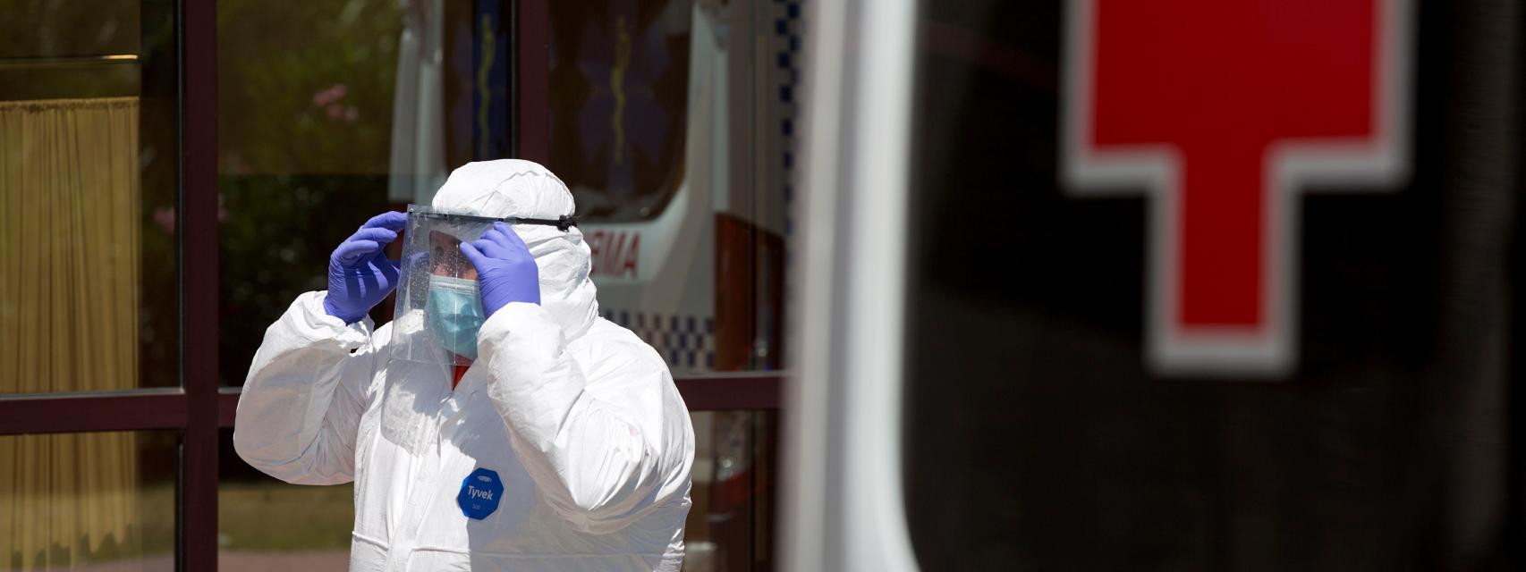 Un sanitario con un EPI en Málaga.