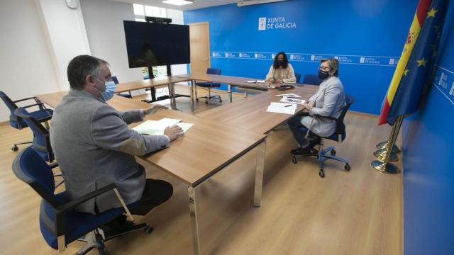 La conselleira do Mar, Rosa Quintana, la presidenta de Portos de Galicia, Susana Lenguas, y el alcalde de Oleiros, Ángel García Seoane.