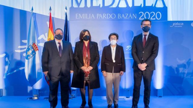 El presidente de la Xunta, Alberto Núñez Feijóo, junto a los premiados, en el acto de entrega de las medallas Emilia Pardo Bazán 2020.