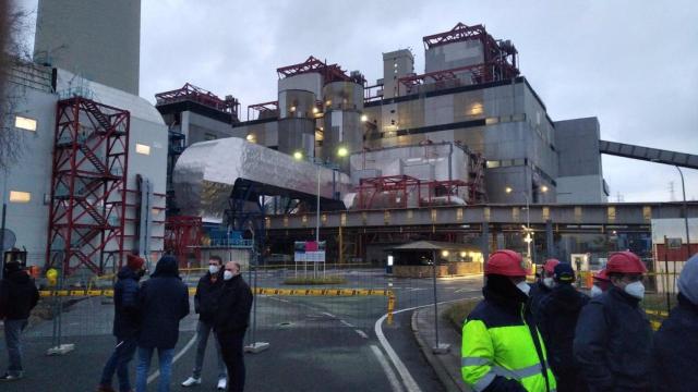Corte al acceso a la central térmica.