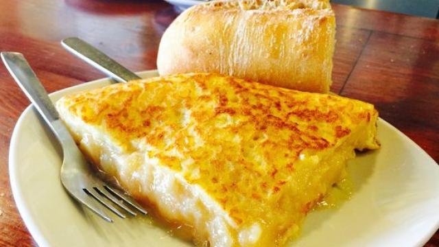 Un pincho de tortilla de patata en un bar.