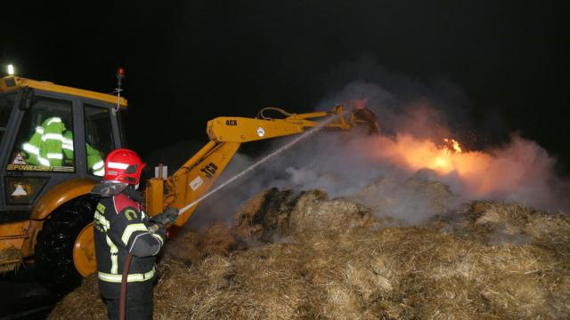 Los Bomberos de Palencia apagando un fuego de paja.