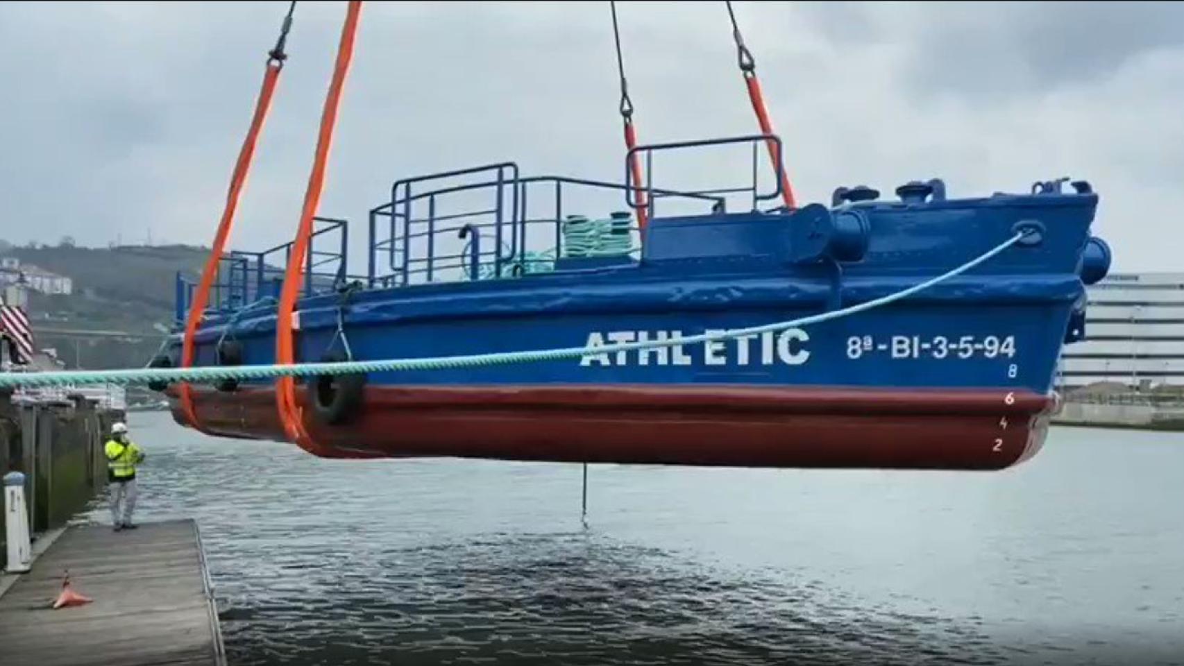 La Gabarra Athletic sobre la ría de Bilbao