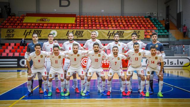 La selección española de fútbol sala posa antes del partido