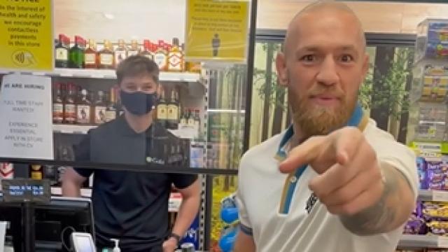 Conor McGregor, comprando una botella de whisky sin mascarilla