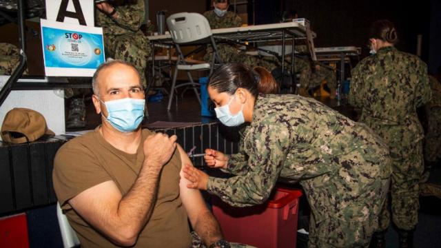 Vacunación en la base militar de Rota, en Cádiz.