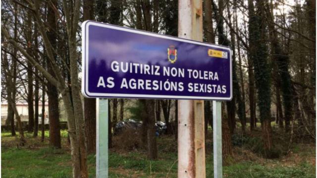 Los carteles en el ayuntamiento lucense de Guitiriz.