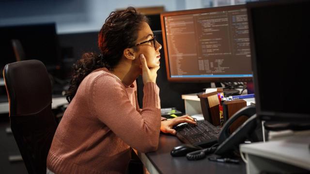 Una joven estudiante realizando prácticas laborales.