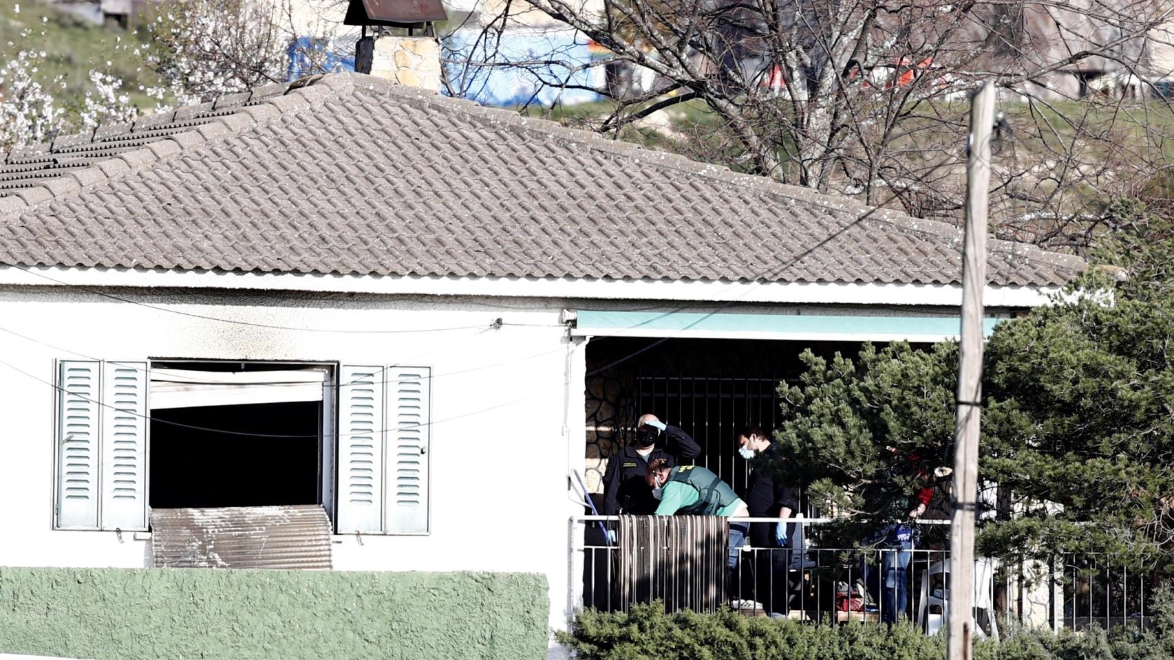 Casa donde han fallecido tras un incendio dos adultos y una niña en El Molar.