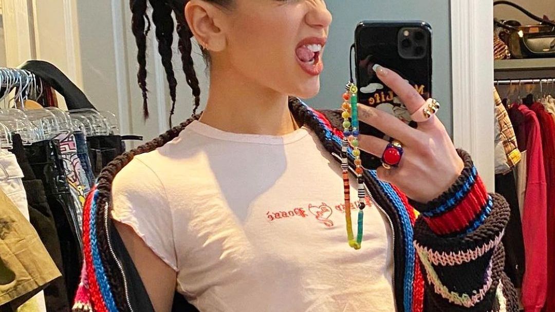 Bella Hadid con anillos de La Manso.
