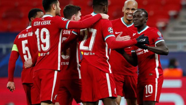 El Liverpool celebrando un gol en una piña