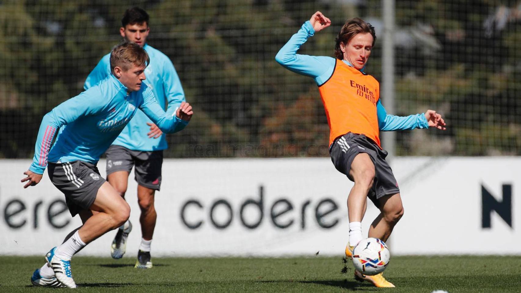 Toni Kroos y Luka Modric, durante un entrenamiento del Real Madrid