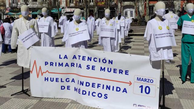 Imágenes de la movilización convocada este miércoles frente a la sede de la consejería de Hacienda.