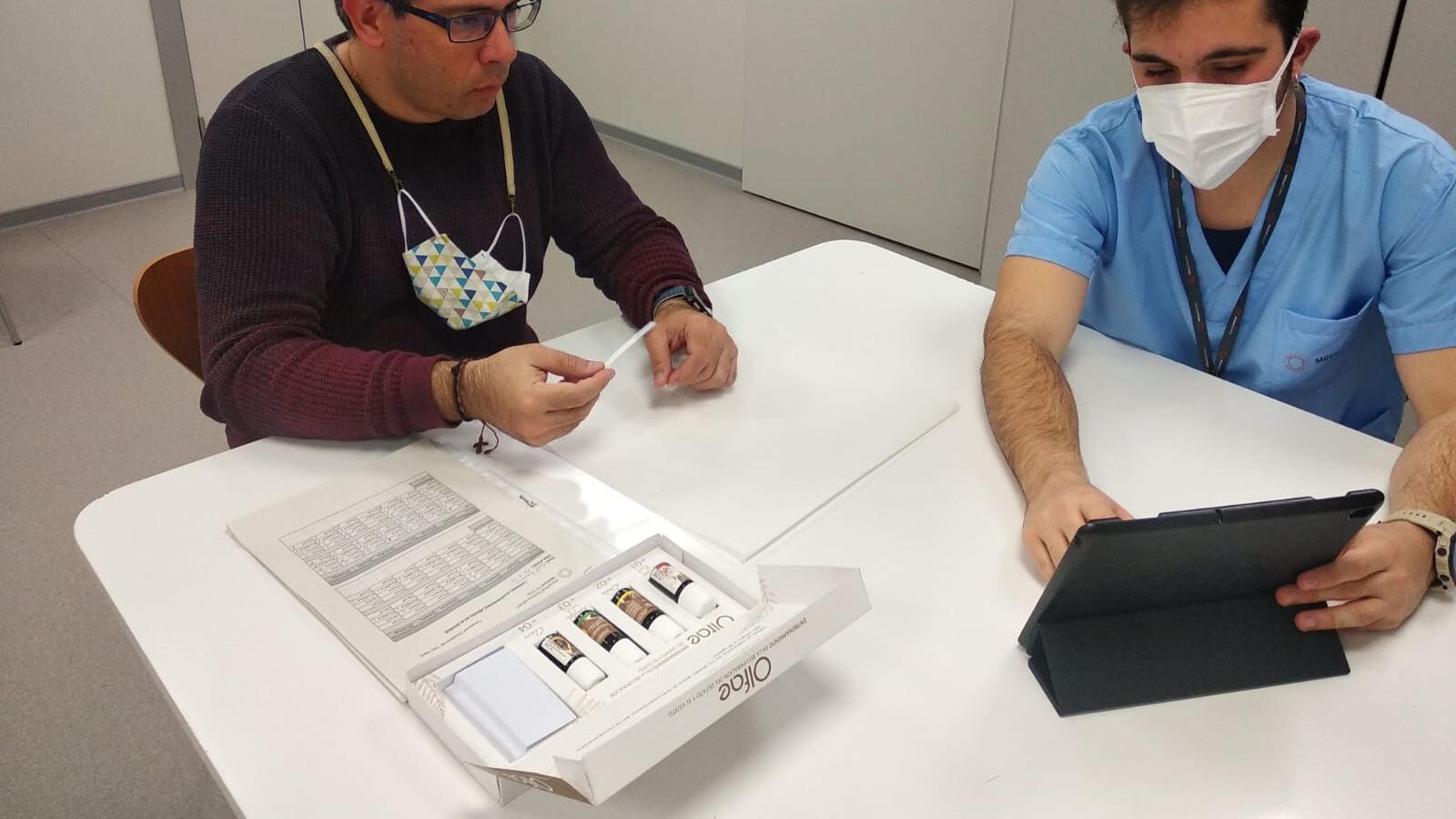 Un paciente prueba el kit de esencias para recuperar el olfato tras la Covid-19