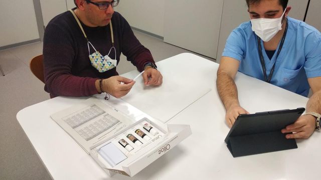 Un paciente prueba el kit de esencias para recuperar el olfato tras la Covid-19