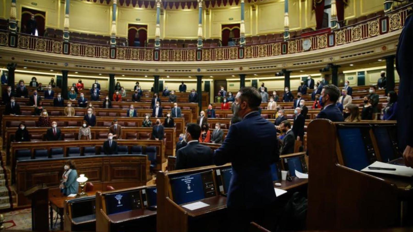 El Pleno guarda un minuto de silencio en recuerdo de las víctimas fallecidas en los atentados del 11 de marzo de 2004.