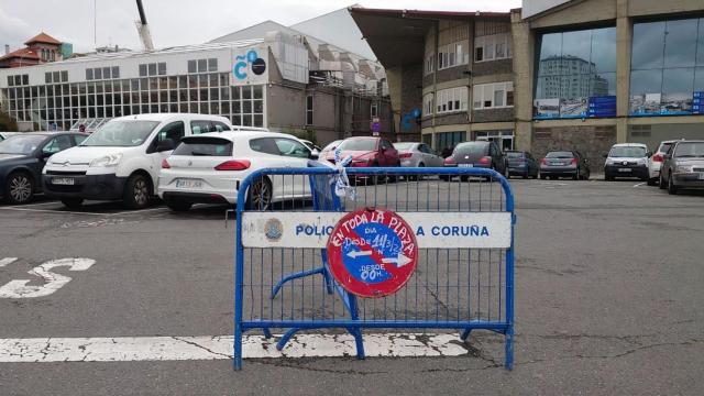 La explanada del pabellón de Riazor, preparada para el cribado.