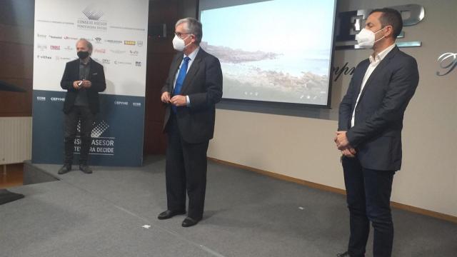 Portavoces de la Confederación Mar Industria Alimentaria (CMIA), encabezados por el secretario general de Anfaco y presidente de la patronal gallega.