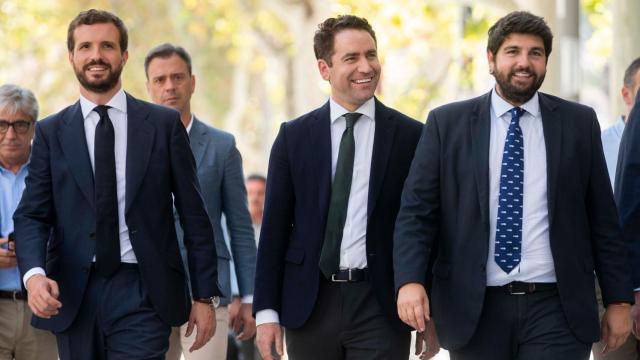 Pablo Casado, junto con su secretario general, Teodoro García Egea, y el presidente de Murcia, Fernando López Miras.