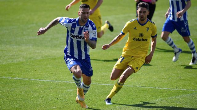 Disputa de balón durante el Alavés - Cádiz