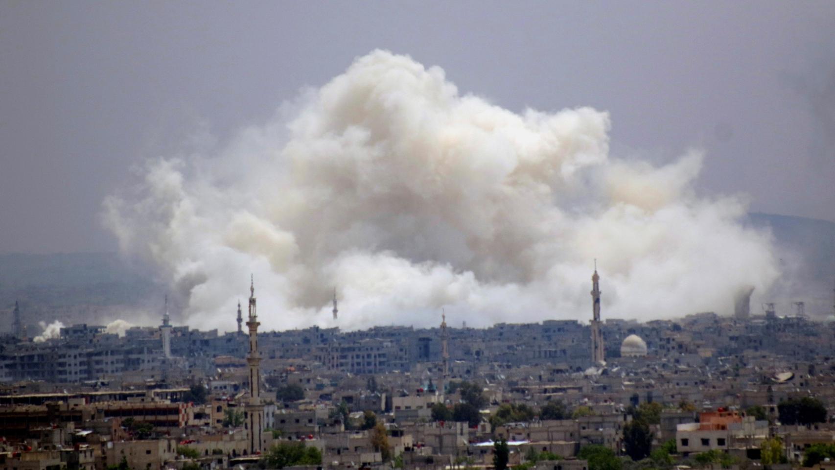 Foto de archivo de una columna de humo que emerge del barrio de Hajar al-Aswad, bajo control del EI.