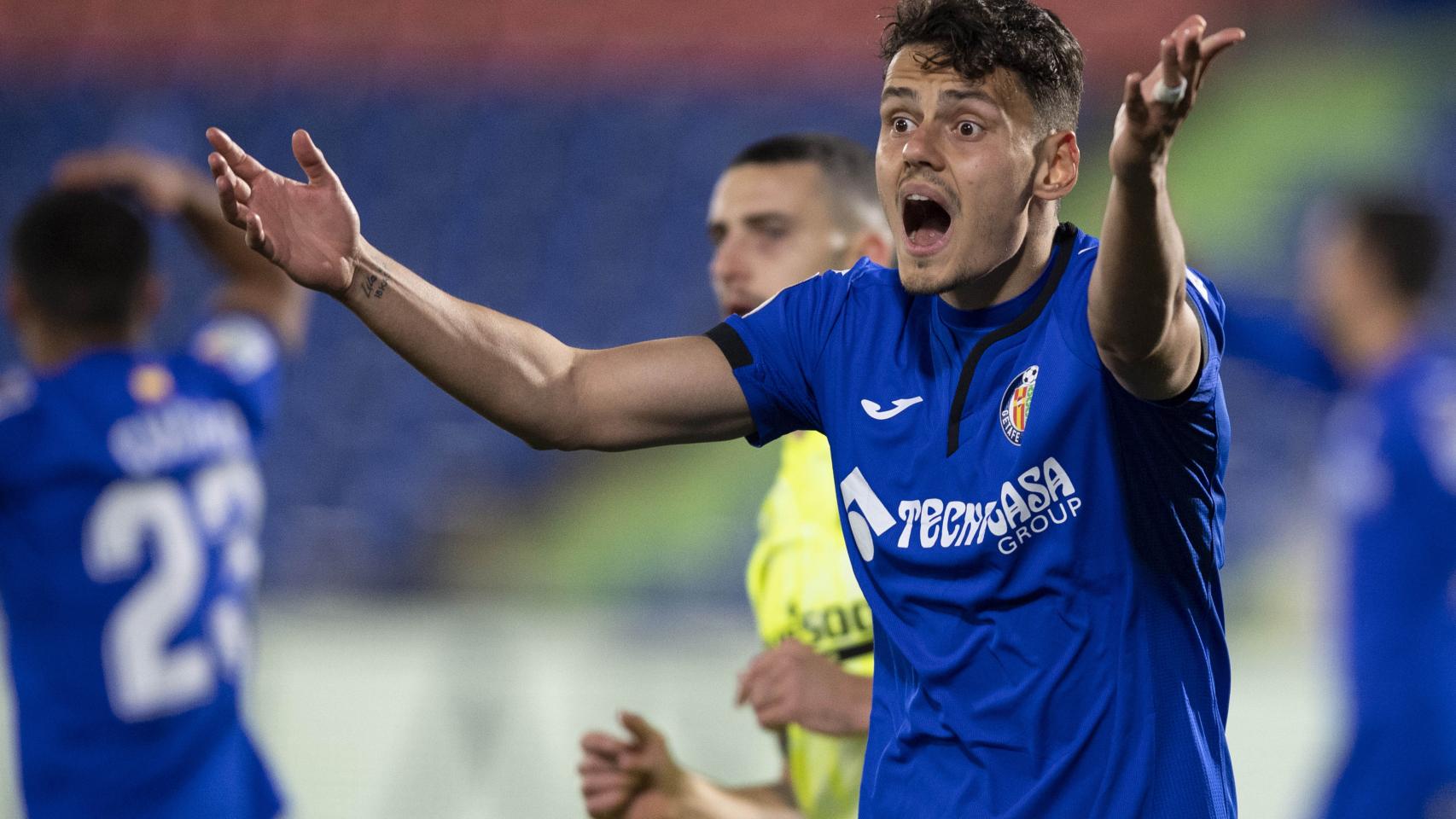 Enes Unal, pidiendo el penalti sobre Maksimovic en el partido frente al Atlético de Madrid