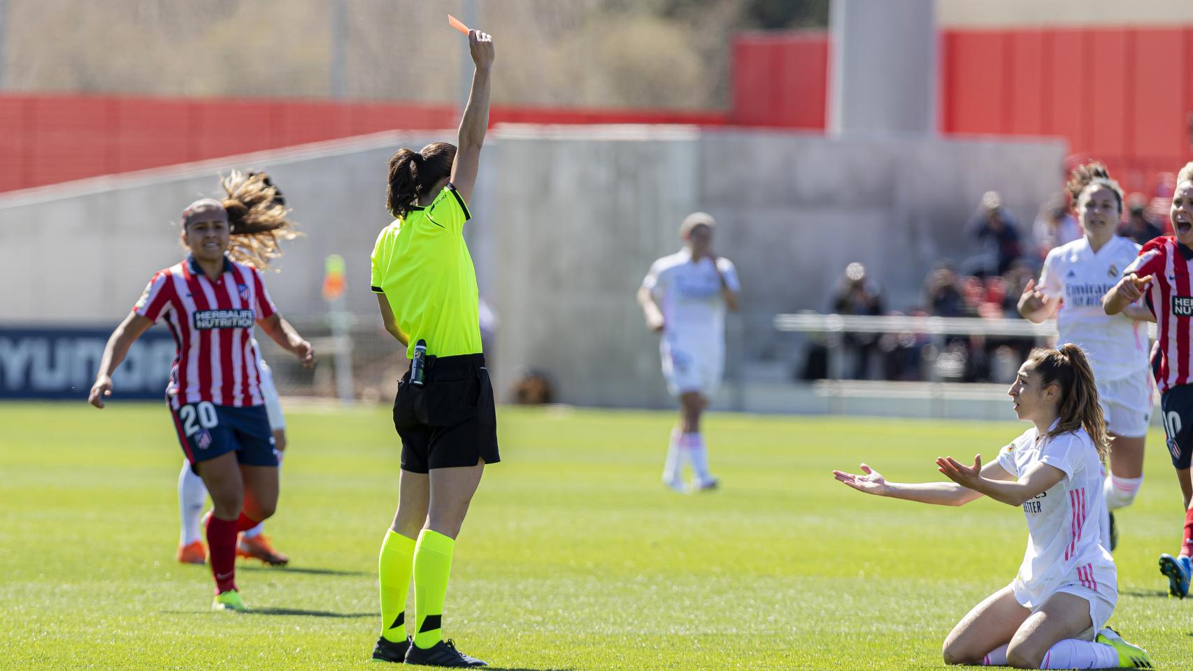 Ainara Acevedo Dudley enseña la cartulina roja a Olga Carmona