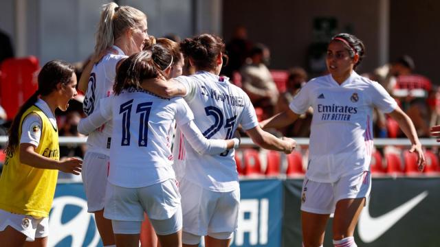 Sofia Jakobsson celebra con sus compañeras su gol durante el derbi