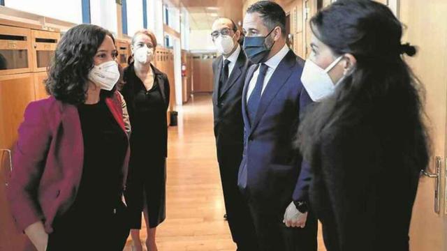 La presidenta de la Comunidad de Madrid, Isabel Díaz Ayuso, y el líder de Vox, Santiago Abascal.