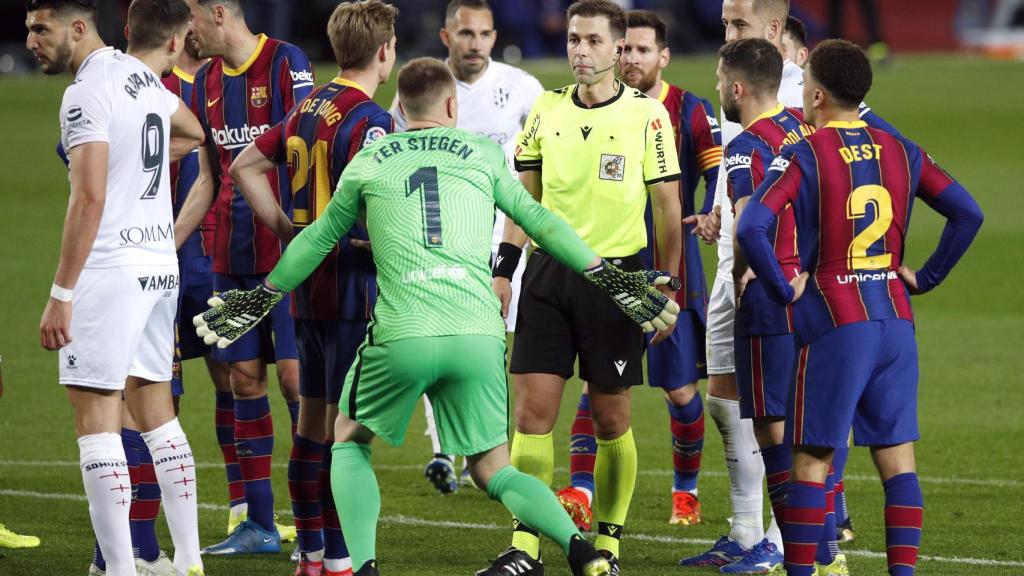 Cordero Vega, rodeado de los jugadores del Barça tras pitar un penalti en contra de los culés