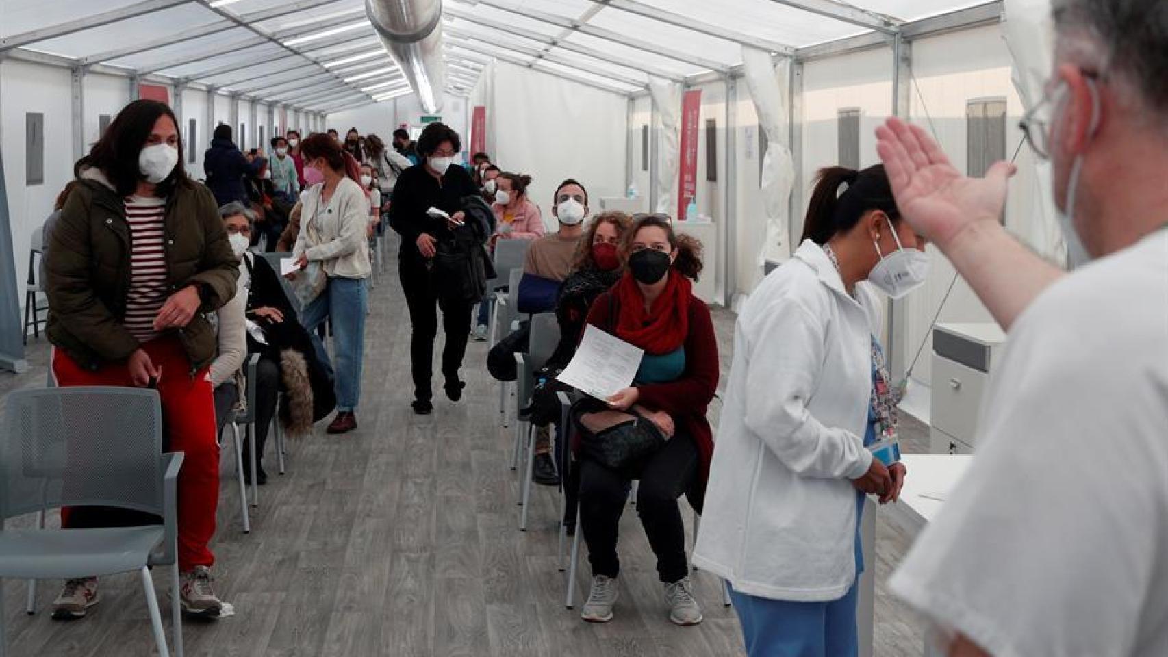 Docentes valencianos a la espera de ser vacunados este lunes con Astrazeneca.