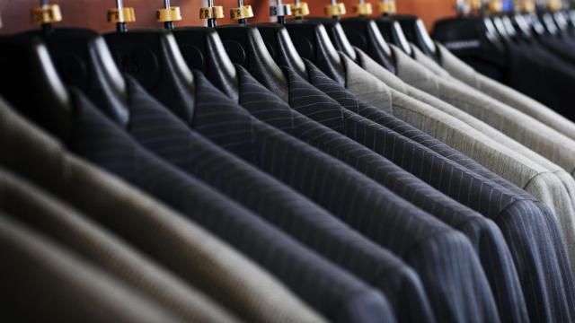 El galán de noche, la mejor opción para tener tu traje preparado para el día siguiente