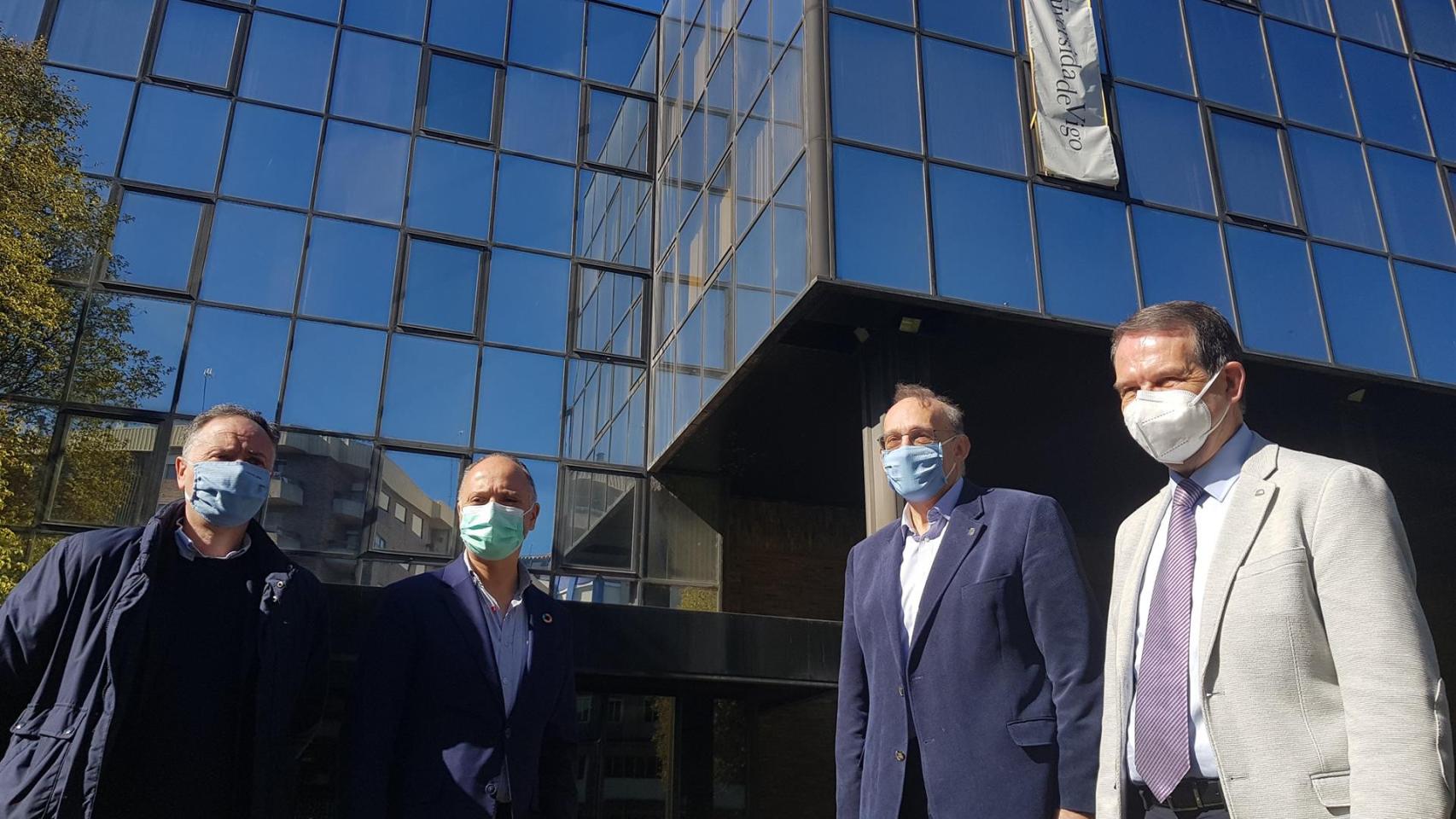 El rector de la UVigo, Manuel Reigosa; el alcalde, Abel Caballero; y el delegado de Zona Franca, David Regades, ante los edificios de López Mora.
