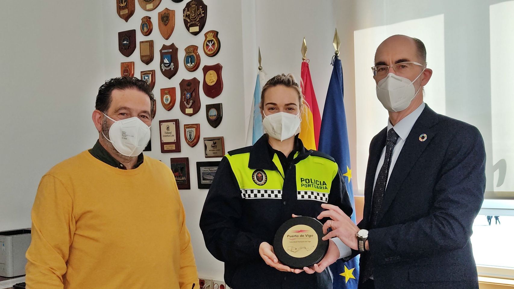 Tania Valverde ha recibido la felicitación del Presidente de la Autoridad Portuaria, Jesús Vázquez Almuíña