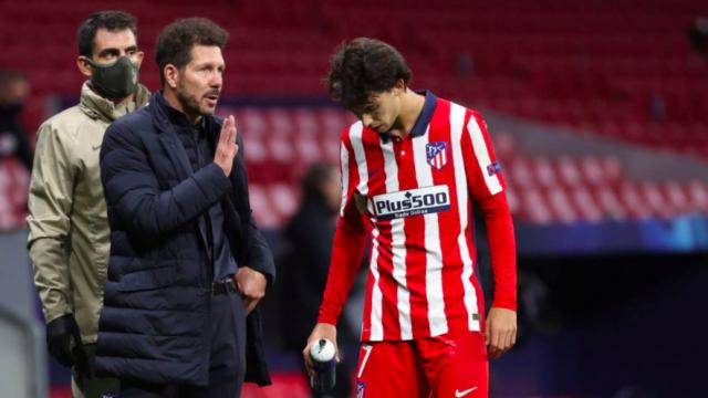 Simeone habla con Joao Félix en un partido de esta temporada