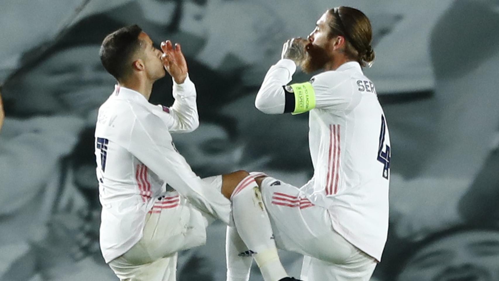 Lucas Vázquez celebra con Sergio Ramos su gol al Atalanta