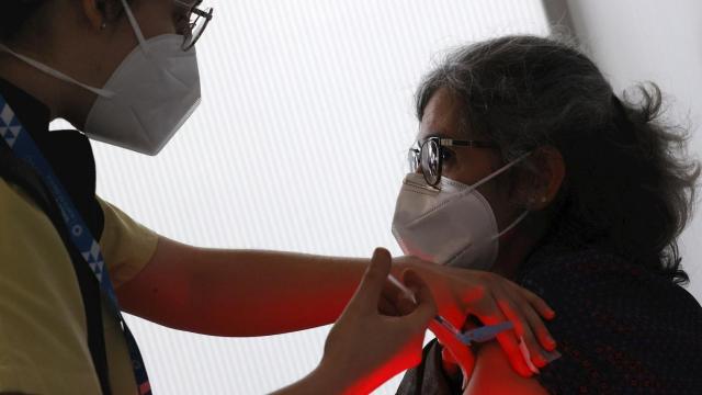 Personal del Servicio Gallego de Salud (Sergas) suministrando la vacuna en Santiago de Compostela.
